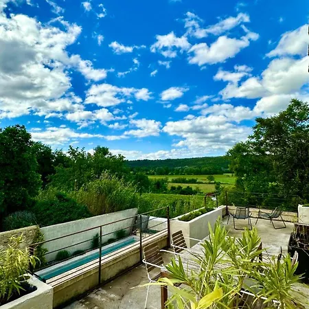 Uzes Mazet Classe Tres Jolie Vue Commerces A Pieds *