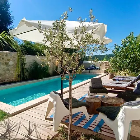 Uzes Mazet Classe Tres Jolie Vue Commerces A Pieds